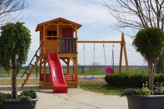 Házikós fa  játszótér , csúszdával,hintával,mászófallal